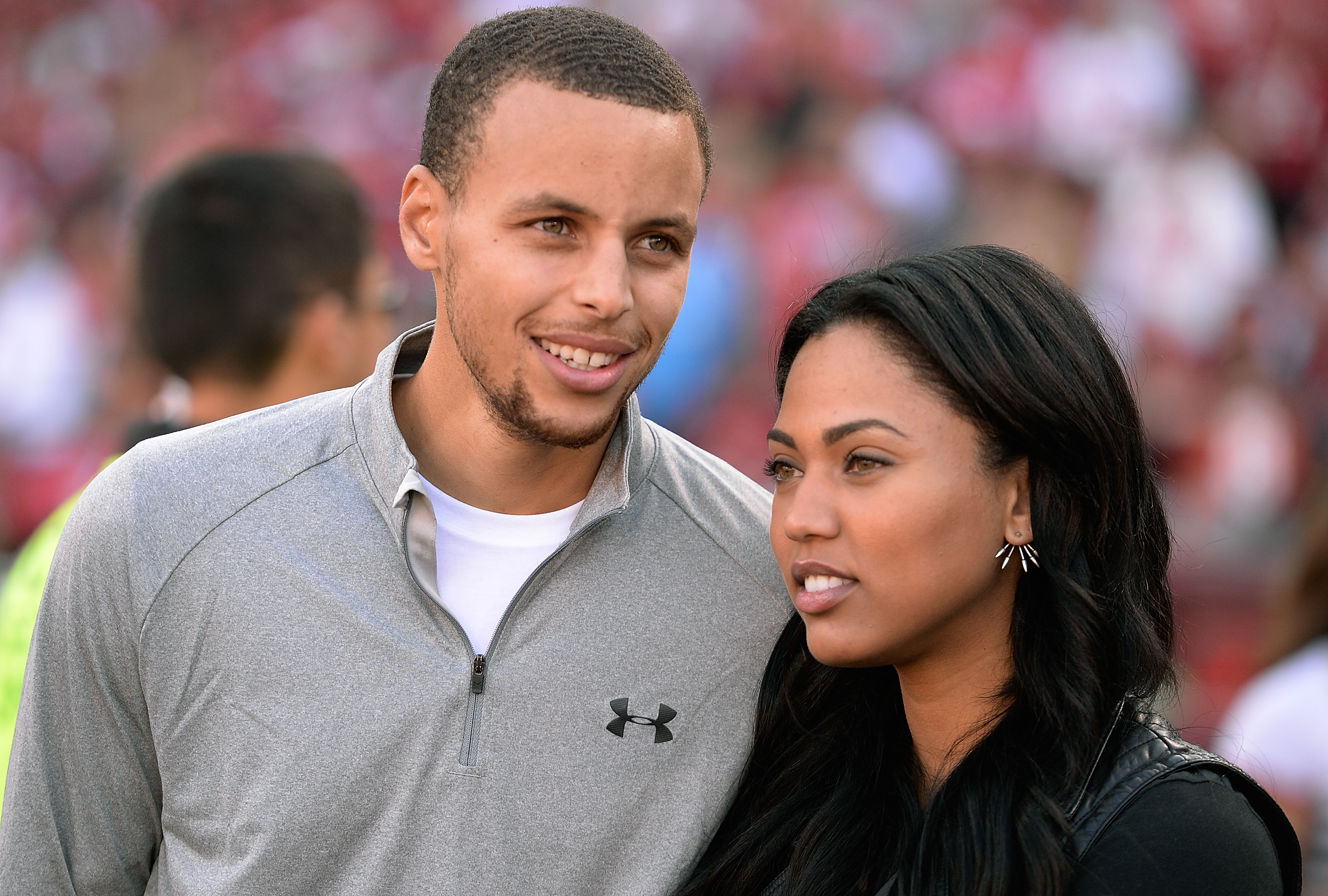 Fan cuồng Rockets cố ý va vạo bụng bầu vợ Curry sau khi Warriors thua ở Game 5
