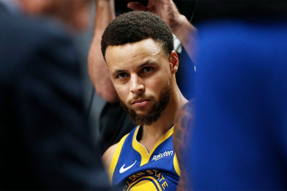 Phát hiện Stephen Curry đang bị đau trong Game 2 NBA Finals 2019